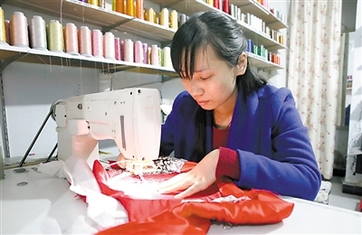 農民工開旗袍繡花坊 網上攬活年銷86萬